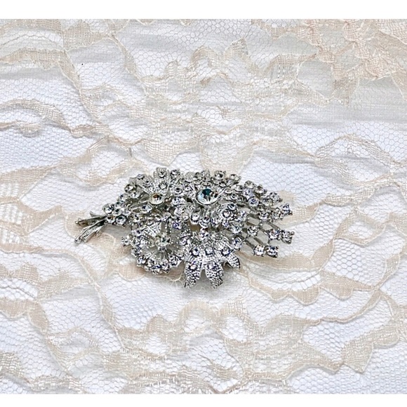 πFlower Bouquet Crystal Brooch - Picture 4 of 6